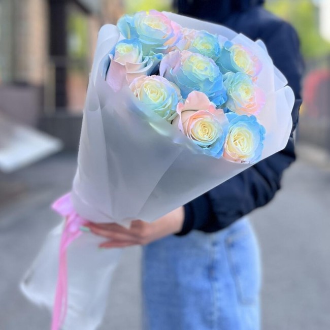 Букет цветов "Букет из нежных радужных роз"